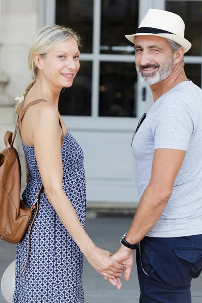 Cheerful Couple Holding Hands Outdoors — Stock Photo, Image