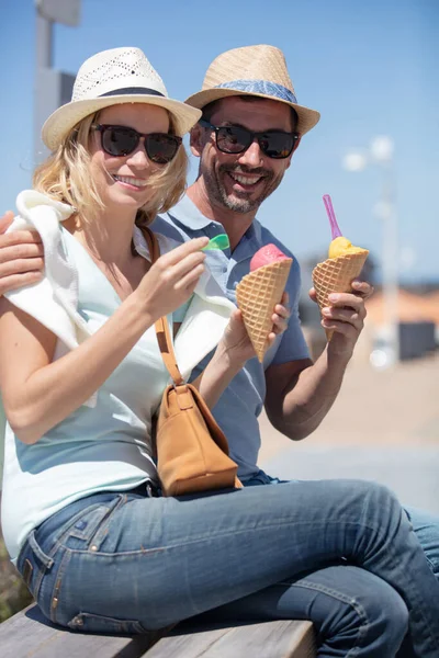 在海滨吃冰淇淋的浪漫夫妇 — 图库照片