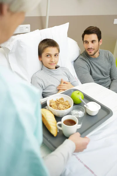 Jovem Pai Seu Filho Visitando Médico Hospital — Fotografia de Stock