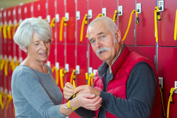 Seniorenpaar Umkleidekabine Vor Fitnessstudio — Stockfoto