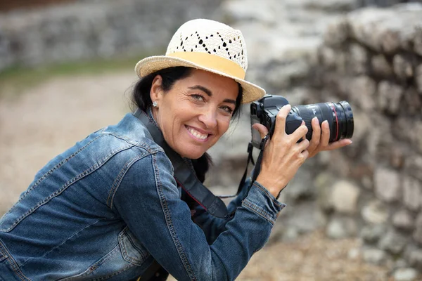 Ευτυχισμένη Γυναίκα Διακοπές Φωτογραφίζοντας Μια Κάμερα Dslr — Φωτογραφία Αρχείου