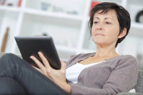 Frau Nutzt Tablet Sitzen Auf Sofa — Stockfoto