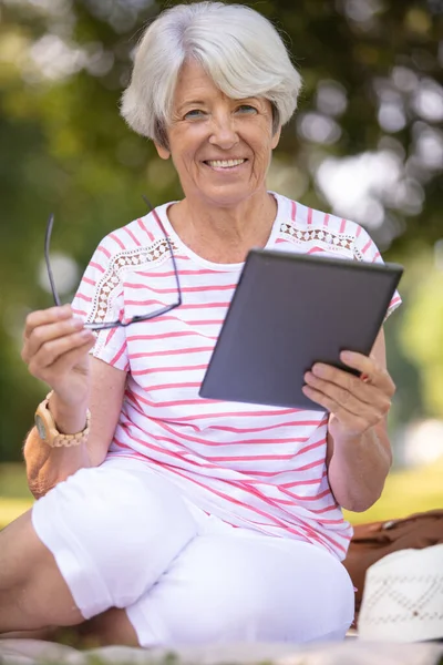 Donna Anziana Che Utilizza Tablet Digitale Nel Giardino Casa — Foto Stock