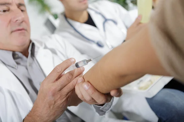 Arts Die Een Injectie Toedient Aan Patiëntenarm — Stockfoto