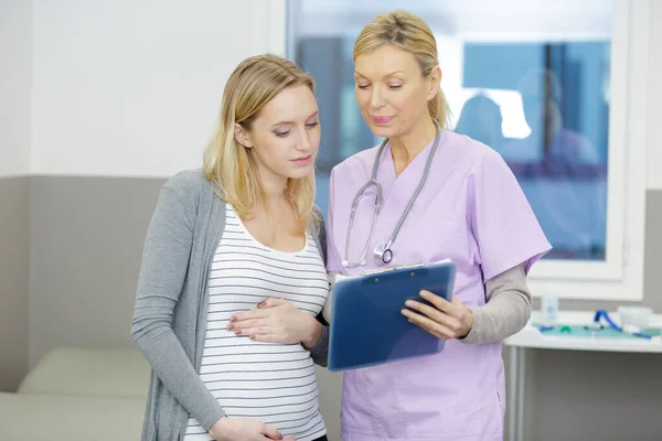 Arzt Mit Schwangerer Frau Krankenhaus — Stockfoto