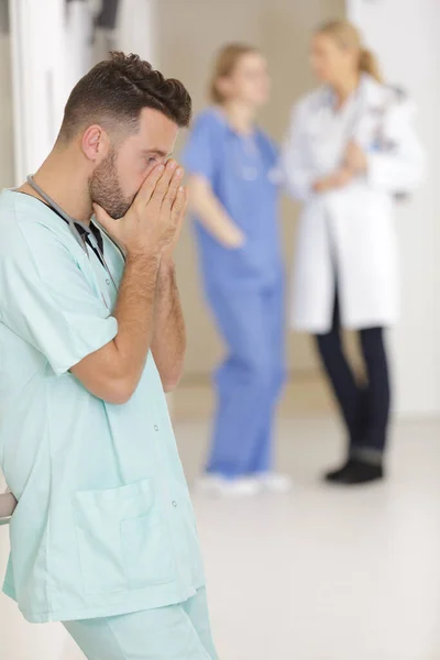 Mladý Pohledný Lékař Chirurg Muž Úzkost Problém — Stock fotografie
