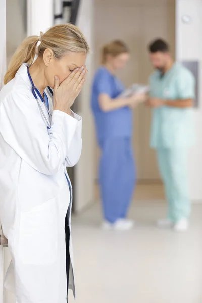Stresovaná Žena Lékař Stojící Nemocnici — Stock fotografie