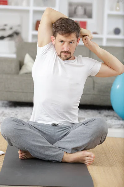 Ένας Άνδρας Που Τεντώνεται Μετά Την Άσκηση — Φωτογραφία Αρχείου