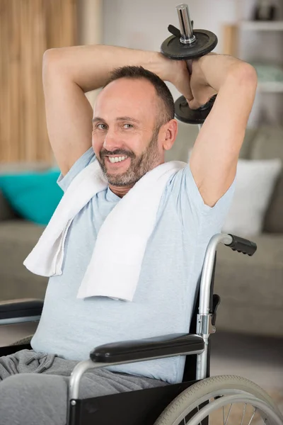 Счастливый Человек Инвалидной Коляске Занимается Спортом — стоковое фото