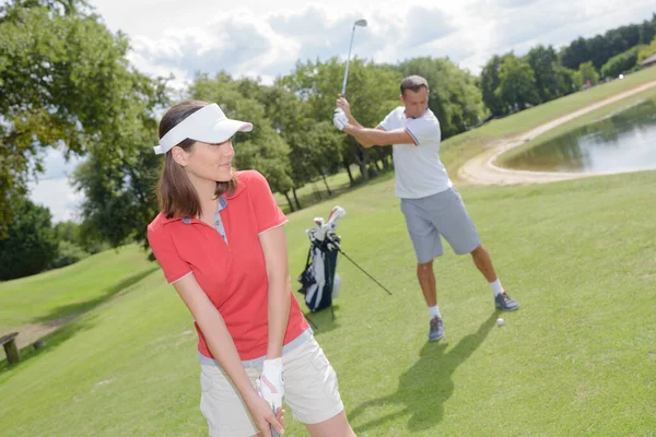 Paar Auf Golfplatz — Stockfoto
