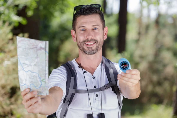 Mužský Turista Zobrazující Mapu Kompas — Stock fotografie