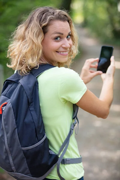 Celková Délka Pěší Turistky Kráčející Mobilním Telefonem — Stock fotografie