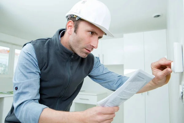 Construction Worker Checking Thermostat — Stock Photo, Image
