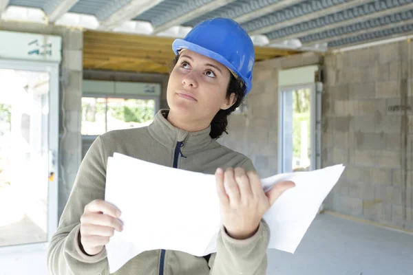Kadın Mimar Yeni Bir Bina Içinde Planları Tutuyor — Stok fotoğraf