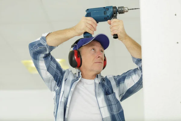 Senior Repariert Regal Der Küche Hausarbeit — Stockfoto