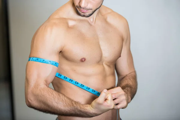 Athletic Man Measures His Bicep Measuring Tape — Stock Photo, Image