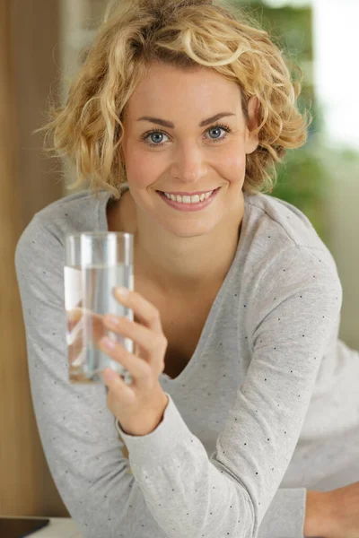 Junge Frau Hält Glas Wasser Der Hand — Stockfoto