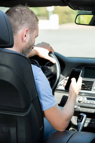 Hombre Enojado Conduciendo Coche Mensaje Texto Teléfono Inteligente — Foto de Stock