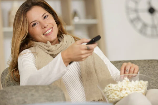 Giovane Donna Con Una Ciotola Popcorn Possesso Telecomando — Foto Stock