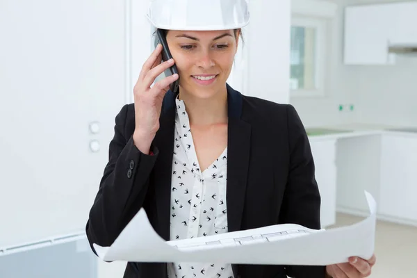 Beatiful Woman Engineer Plans Papers Building Site — Stock Photo, Image