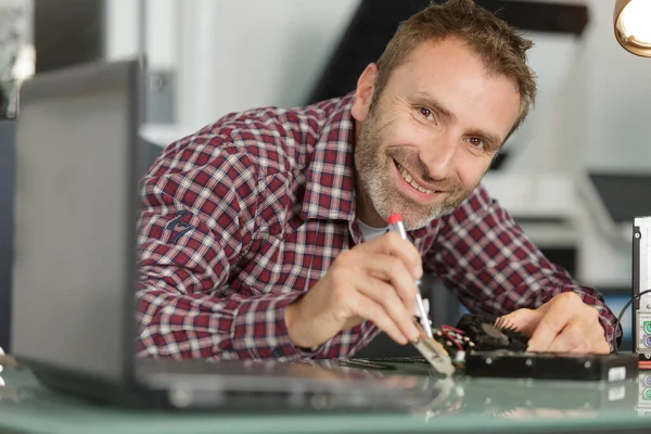 Happy Man Fixing — Stock Photo, Image