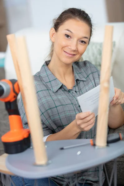 Montera Möbler Kvinna Reparera Stol — Stockfoto