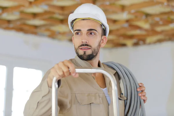 Mann Verlegt Rohre Auf Baustelle — Stockfoto