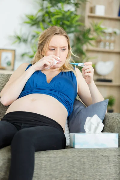Dåligt Gravid Kvinna Kontrollerar Sin Temperatur Med Termometer — Stockfoto