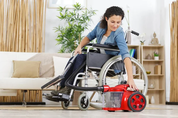 坐轮椅 垂直吸尘器的妇女 — 图库照片