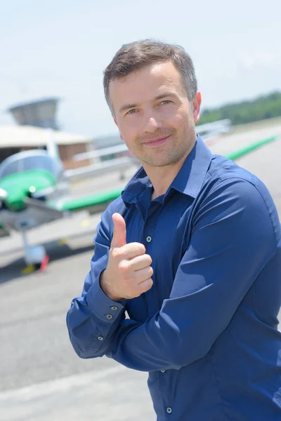 Portret Van Een Man Van Middelbare Leeftijd Met Duimen Omhoog — Stockfoto