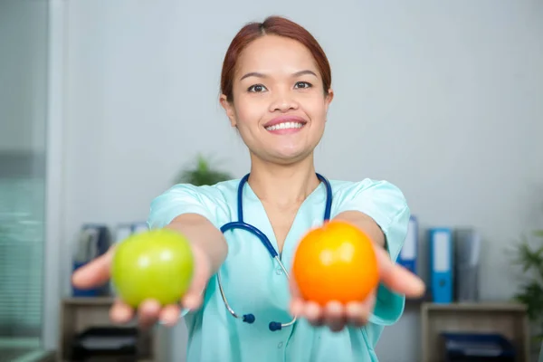 Vacker Ung Kvinnlig Läkare Med Grönsaker — Stockfoto