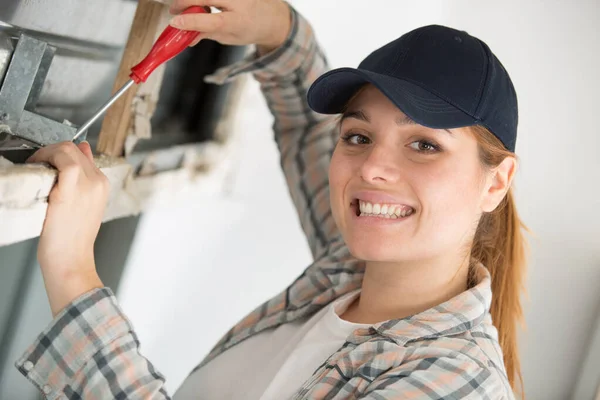 Glimlachende Vrouwelijke Werknemer Het Installeren Van Een Rolluik — Stockfoto