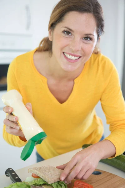 Aantrekkelijke Vrouw Het Maken Van Een Sandwich — Stockfoto