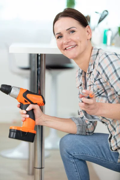 Woman Electric Screwdriver Leaning Assembled Table — Stock Photo, Image