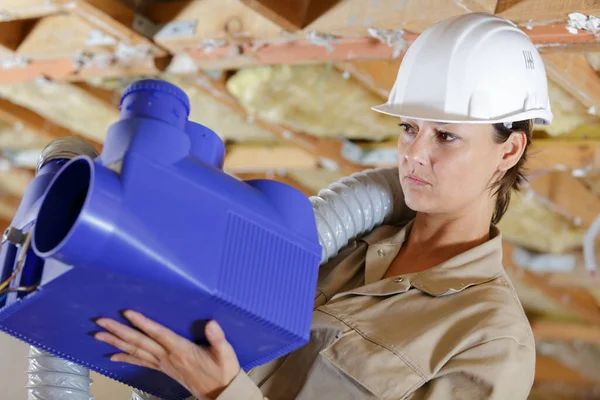 Female Worker Fitting Ventilation System Buildings Ceiling — Stock Photo, Image