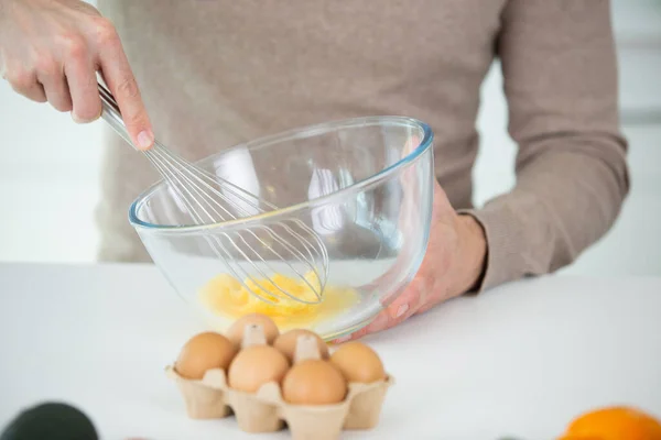 女性搅拌鸡蛋的剪影 — 图库照片