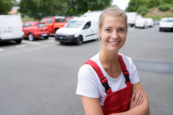 Professionell Auto Kvinna Mekaniker Tittar Kameran — Stockfoto