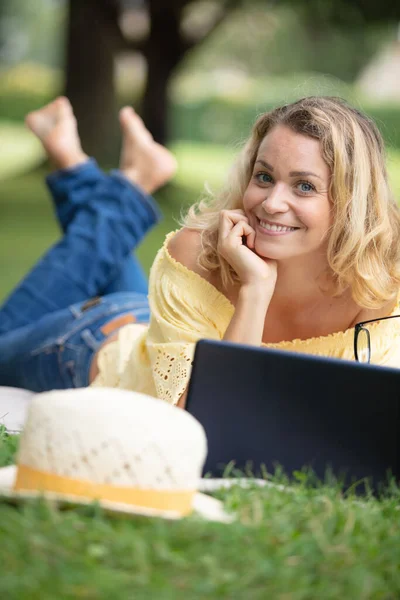 Junge Frau Mit Tablet Freien Auf Gras Lächelnd — Stockfoto