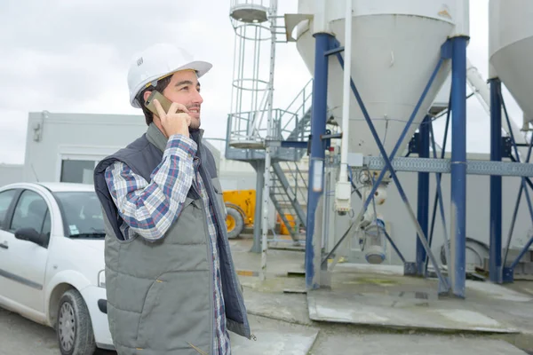 Άνθρωπος Που Χρησιμοποιεί Τηλέφωνο Εξωτερικούς Χώρους Ένα Εργοστάσιο Φυσικού Αερίου — Φωτογραφία Αρχείου
