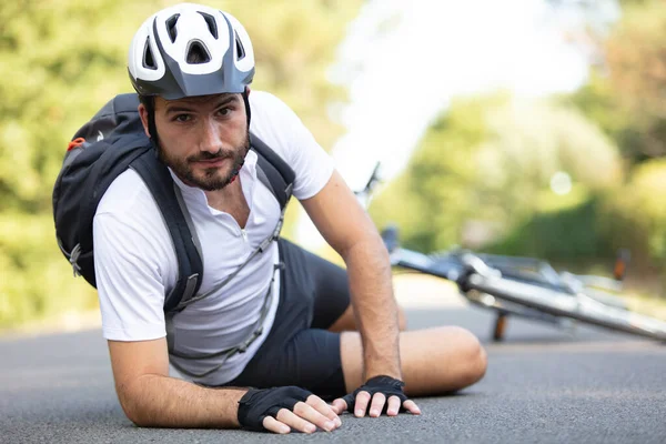 Homme Cycliste Est Tombé Vélo Route Tout Faisant Vélo — Photo