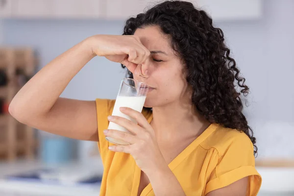 Vrouw Weigert Een Glas Melk — Stockfoto