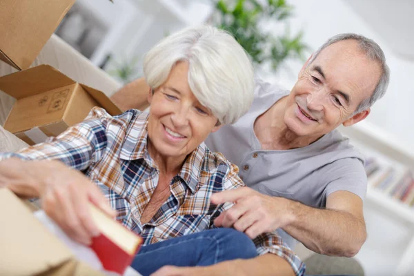 Boldog Nyugdíjas Pár Beköltözik Otthonukba — Stock Fotó