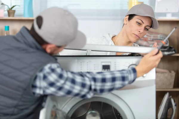 Reparateur Vrouw Repareren Van Een Wasmachine — Stockfoto