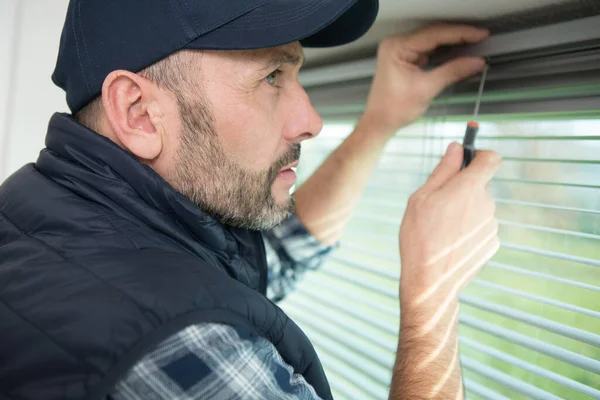 Servicekraft Montiert Fenster Mit Schraubenzieher — Stockfoto