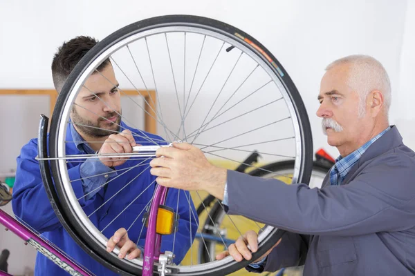 Två Cykel Reparatör Kollegor Som Arbetar Cykelgarage — Stockfoto