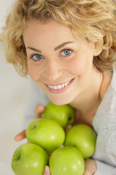 Χαμογελαστή Νεαρή Γυναίκα Που Κρατάει Μήλα — Φωτογραφία Αρχείου