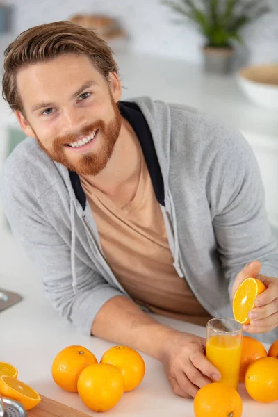 남자가 오렌지 주스를 — 스톡 사진