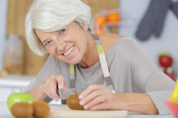 Senior Vrouw Snijden Tomaten Keuken — Stockfoto