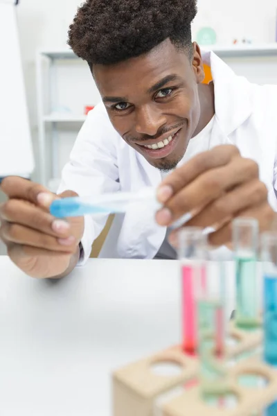 Gelukkige Jonge Apotheker Bereidt Geneeskunde Het Lab — Stockfoto
