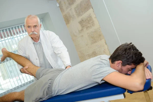 Therapeut Doet Een Been Massage — Stockfoto